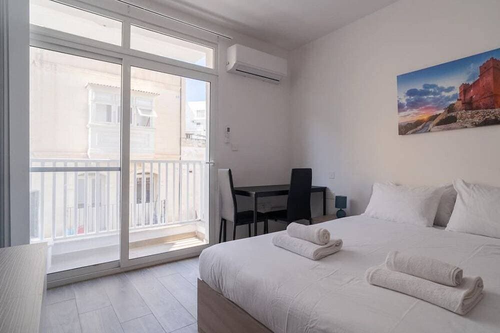 Studio home with WIFI & AC just steps to Seafront 1