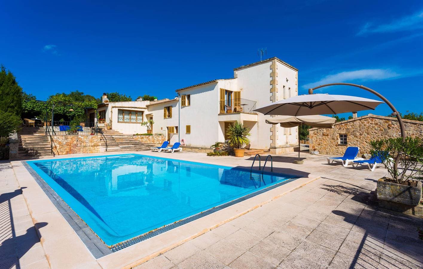 Foto 3 von 32: Modernes Apartment mit Pool, Terrasse und Küche in der Nähe des Eigentümers