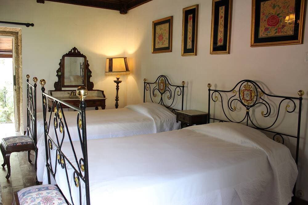 Foto 8 von 30: Quinta Paredes, Land of Paradise, immersed in nature, with its medieval tower.