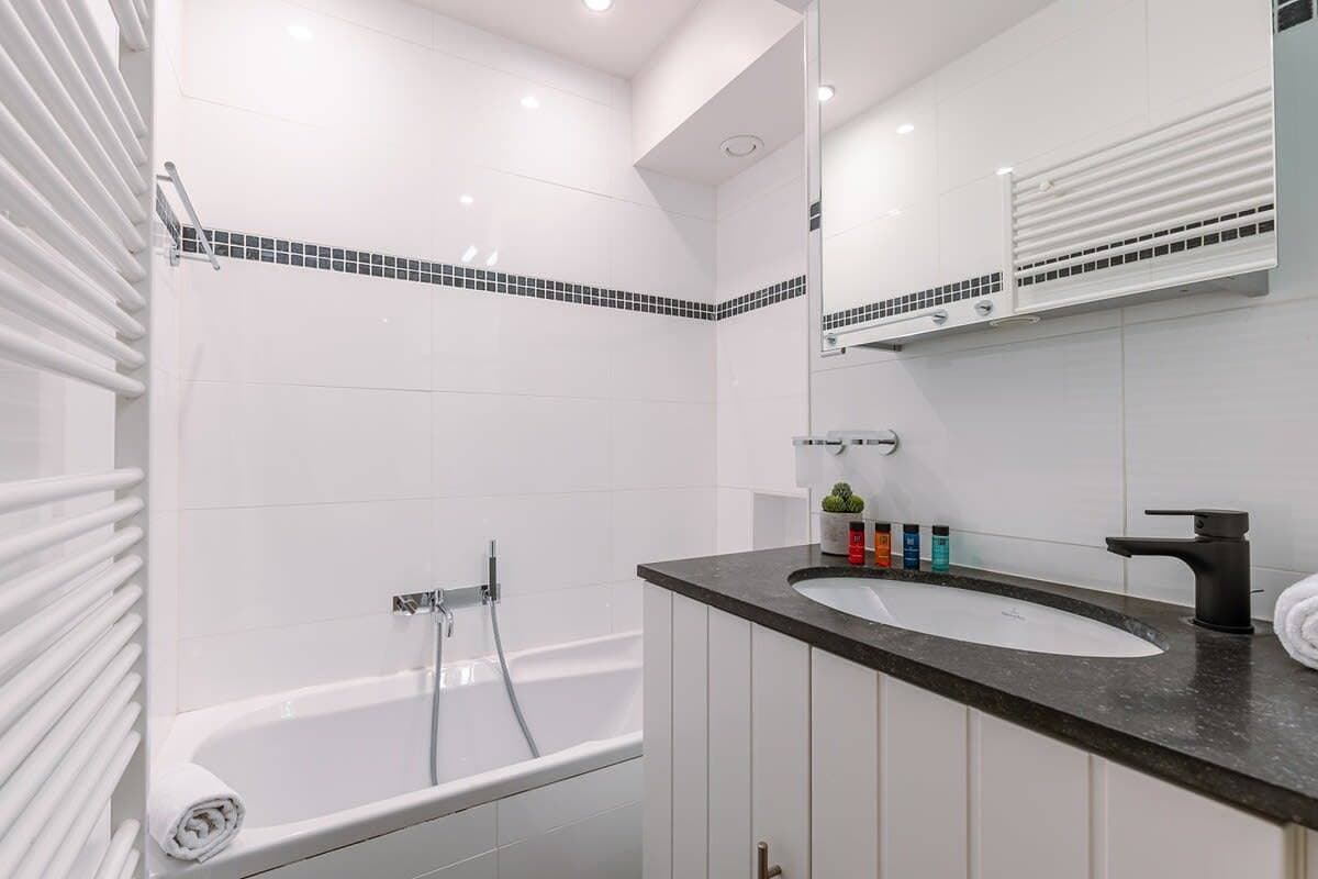 Foto 8 von 32: Bright 3Br retreat w/ kitchen & balcony
