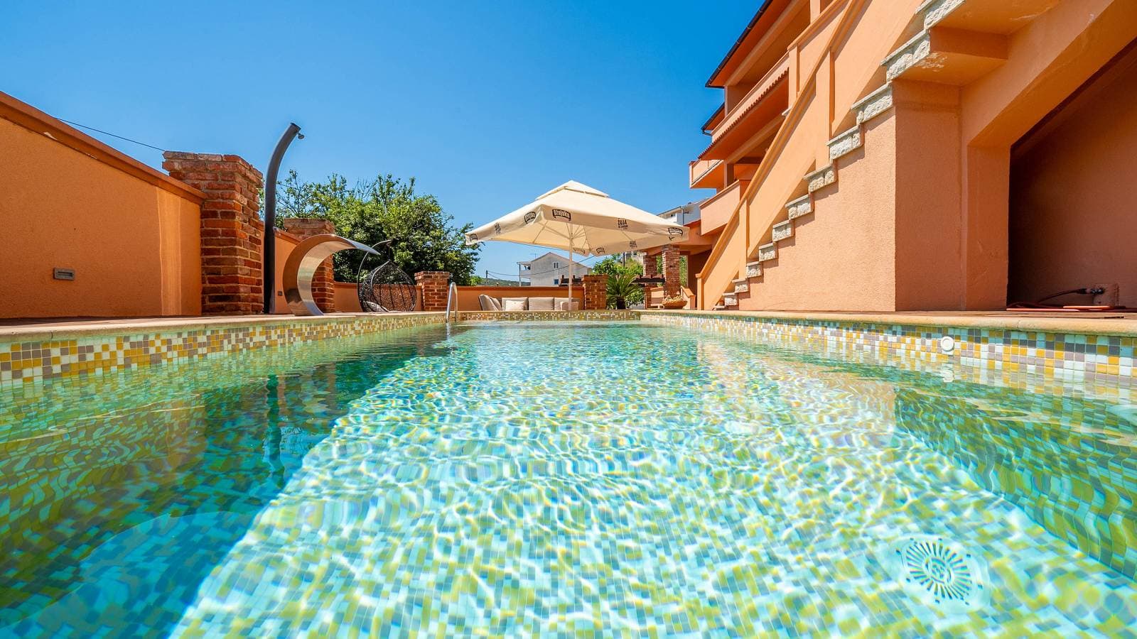 Foto 2 von 44: Luxury Villa Mer pool apartman by Villas Guide