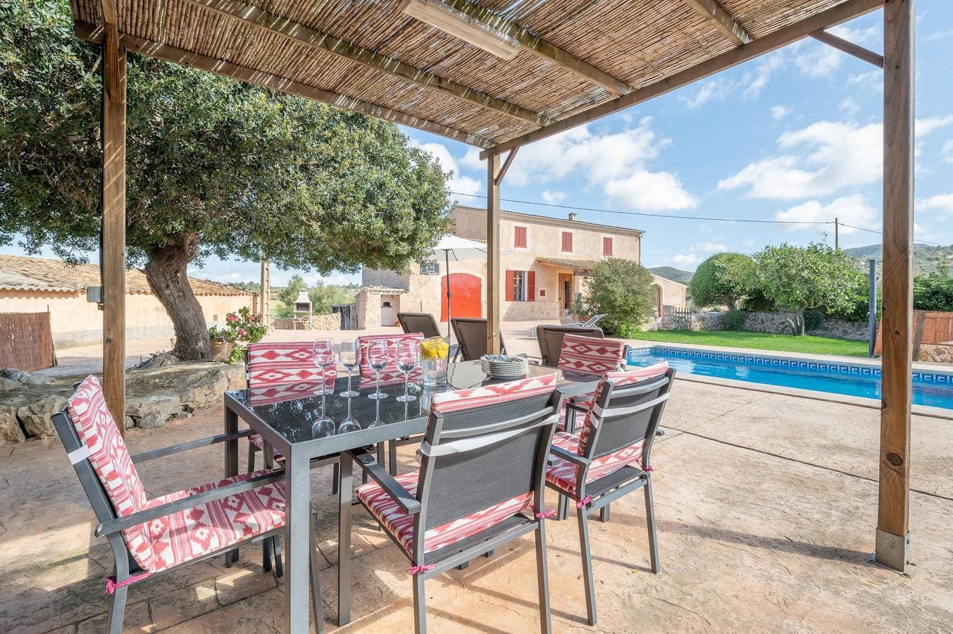 Foto 3 von 25: Mallorquinische Finca Ses Comes de Son Cladera mit privatem Pool und Bergblick