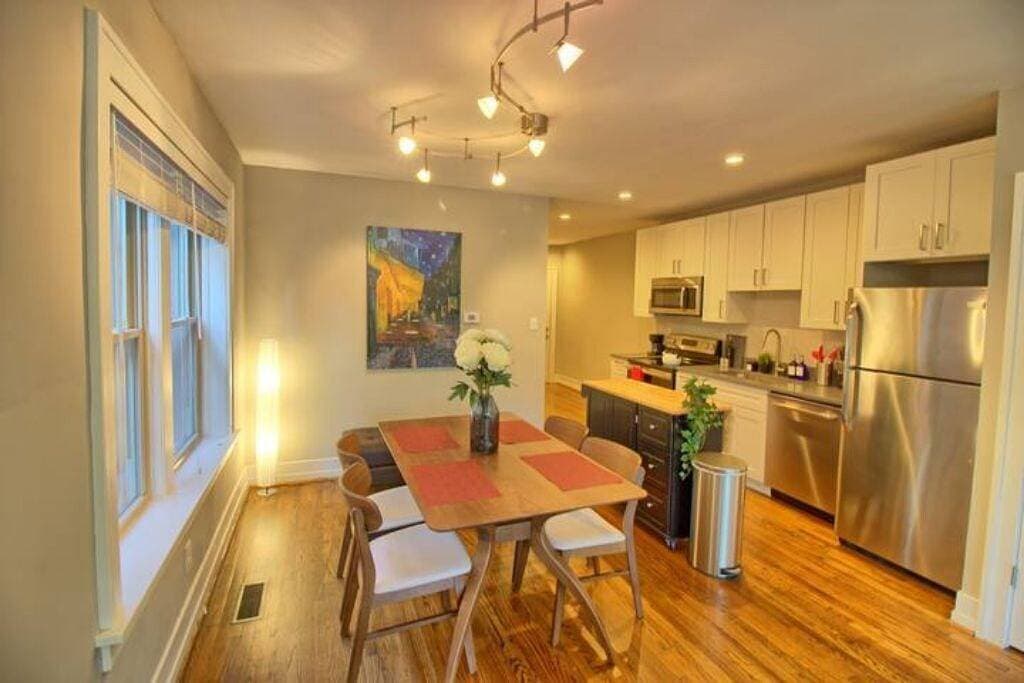 Foto 12 von 26: Stunning Minimalist Gem | Fenced Backyard + W/D