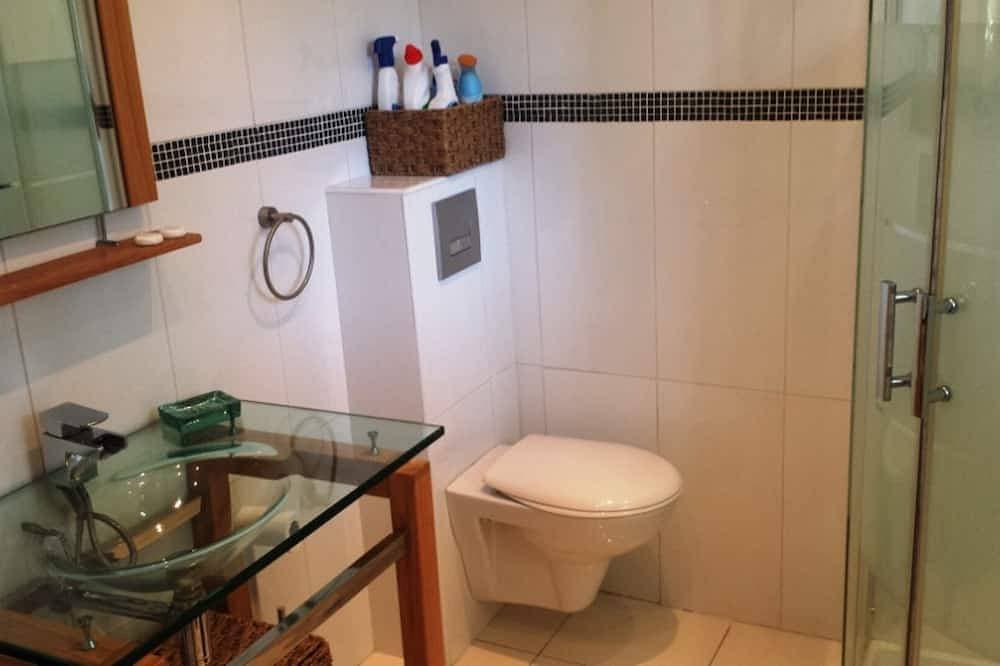 Foto 4 von 12: Unabhängiges Studio Anlage und Garten und eine schattige Terrasse + Parkplatz
