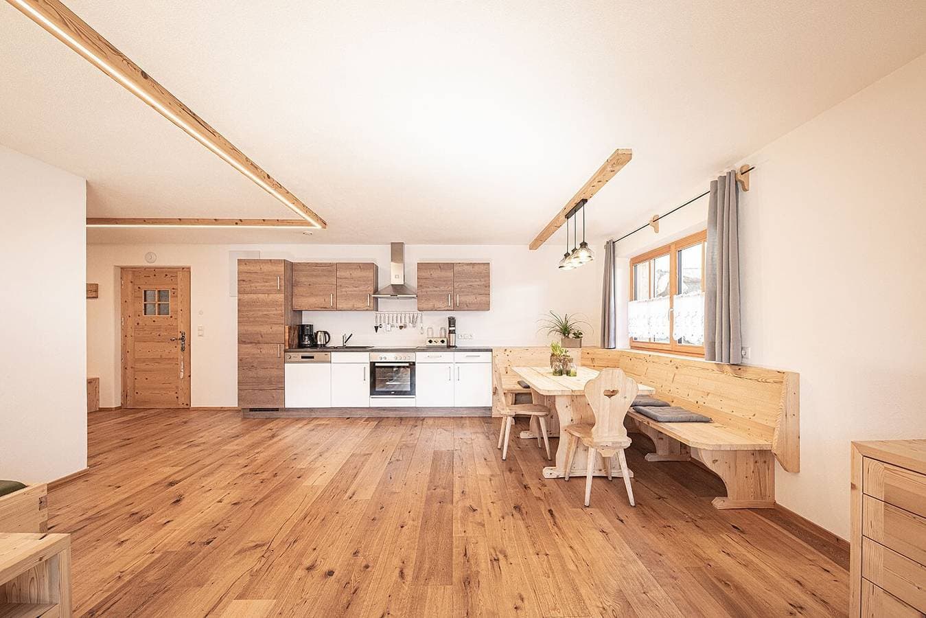 Foto 3 von 10: Ferienwohnung "Kofler Zw Den Wänden Apt Zirm" mit Bergblick, Gemeinschaftsgarten und WLAN