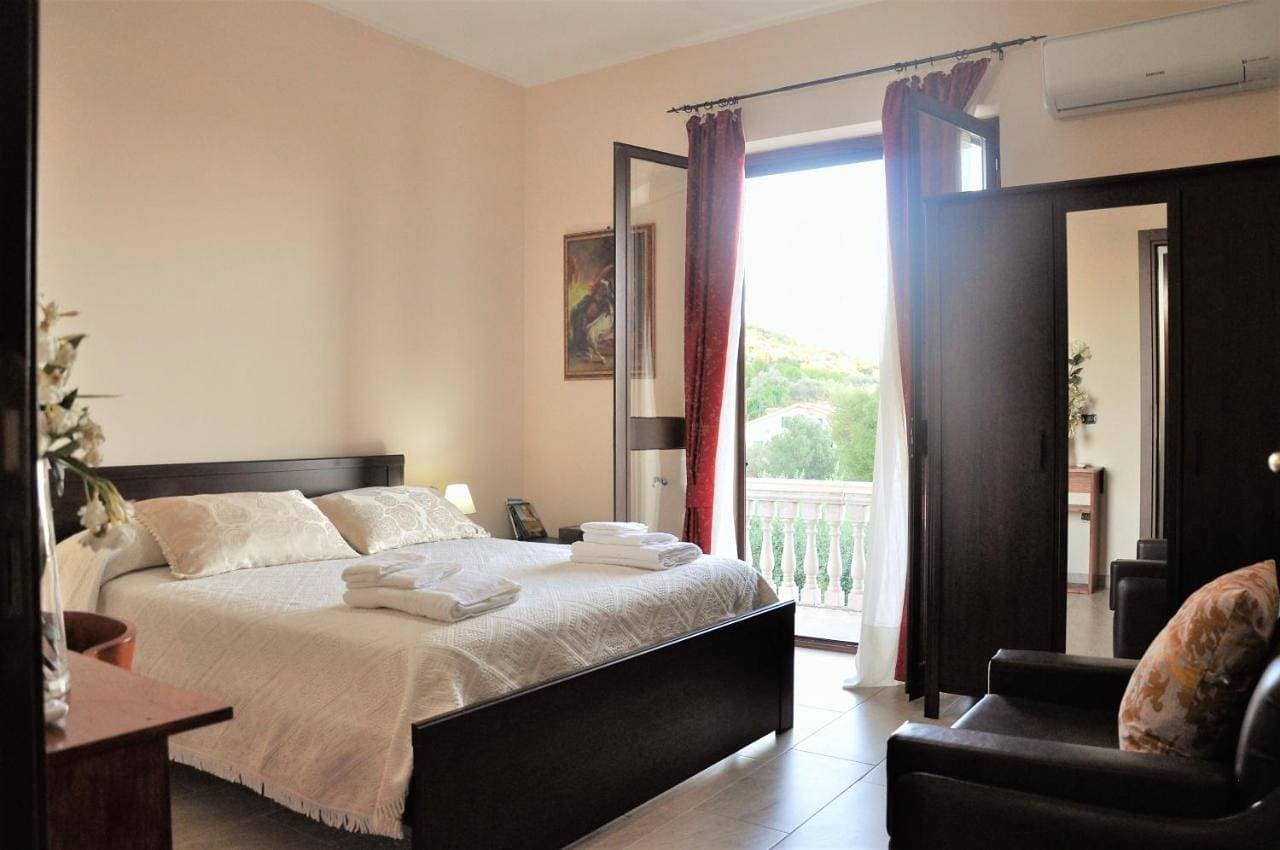 Foto 4 von 10: Double Room with Private Bathroom