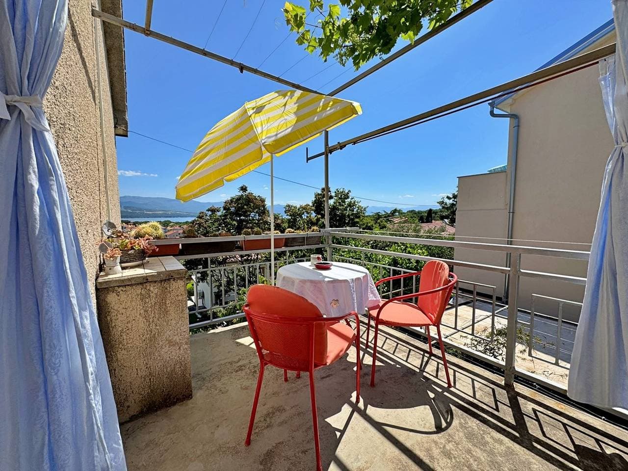 Foto 3 von 29: Studio-Apartment Andjelka - mit Meerblick, ruhige Lage, Küche, Klimaanlage, Grill