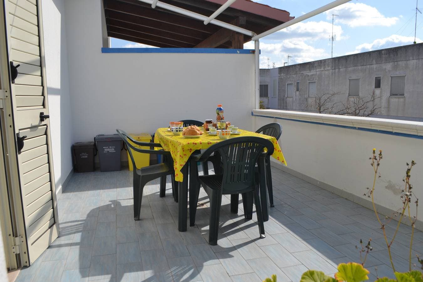 Foto 3 von 42: Zentrale Ferienwohnung mit Terrasse, Garten und Parkplatz