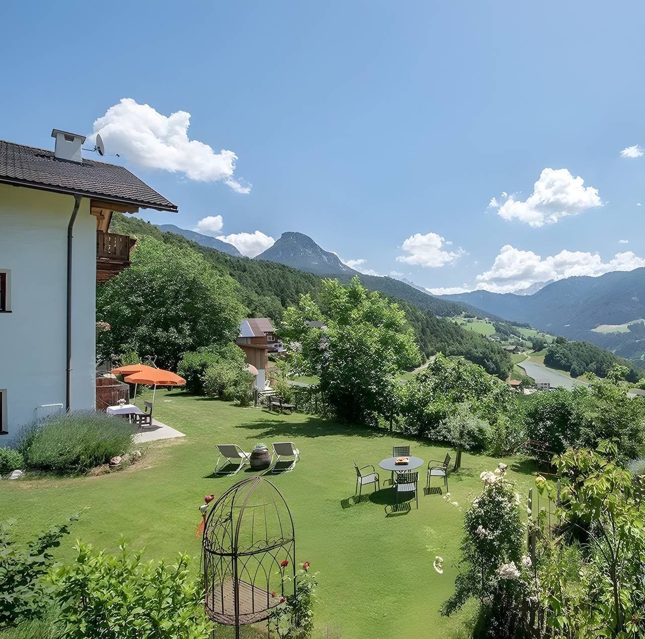 Foto 6 von 15: Apartment „Zimmer Tschafon Wieserhof“ mit Bergblick, privater Terrasse und WLAN