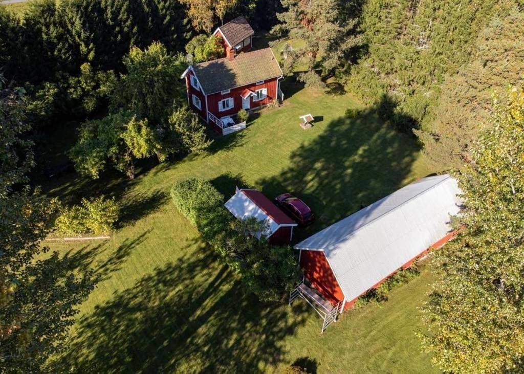 Lantligt sommartorp i centrala Ljung 1