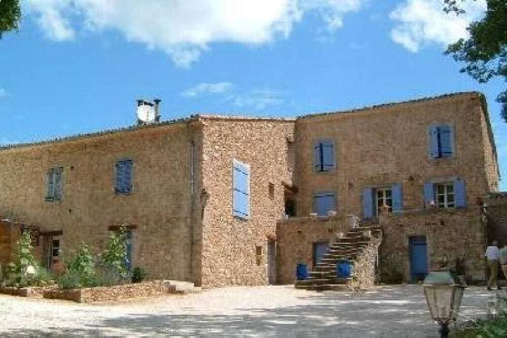 Nice studio 1 pool, terrace overlooking vineyards, quiet and comfortable 1