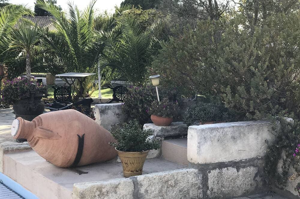 Foto 11 von 30: Kleines Paradies in der Nähe von Arles in der Provence, große Terrasse und Pool