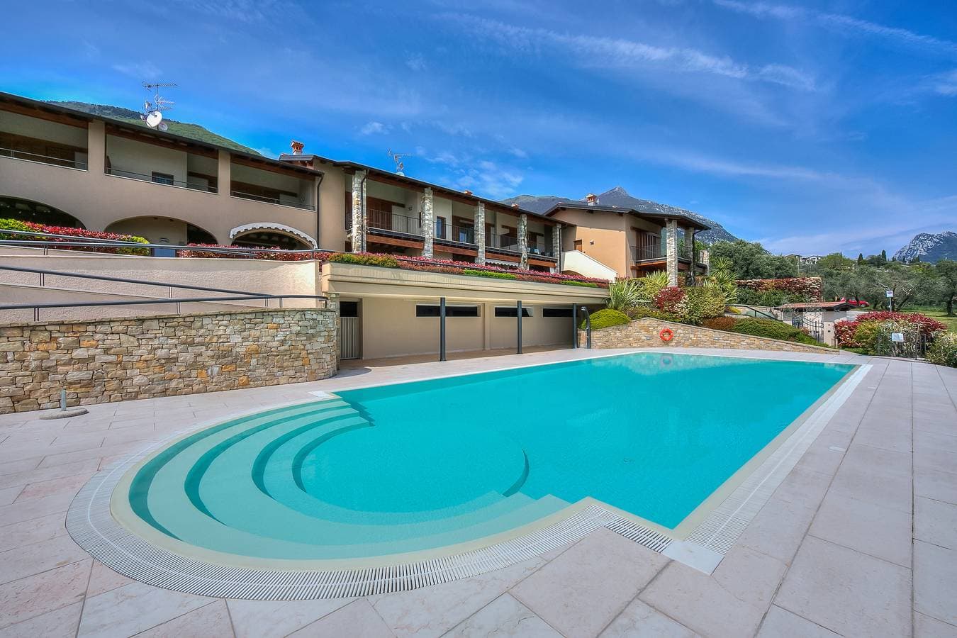 Foto 2 von 25: Borgo Belvedere-lake view & shared pool