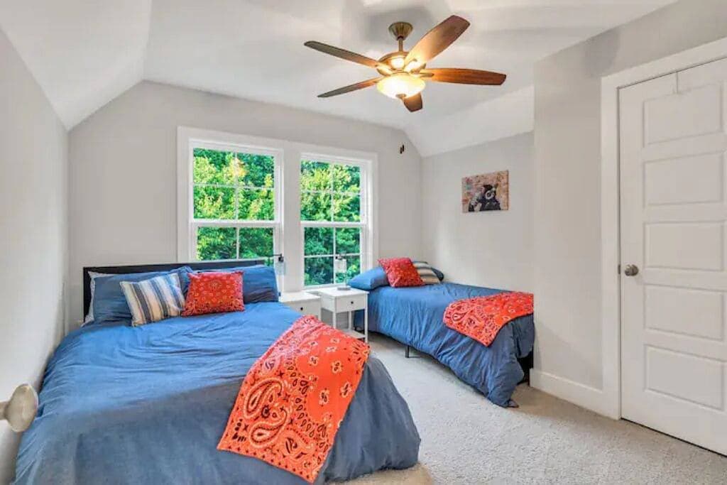 Foto 4 von 34: Cozy Sun Filled Home / Modern Villa Near Downtown