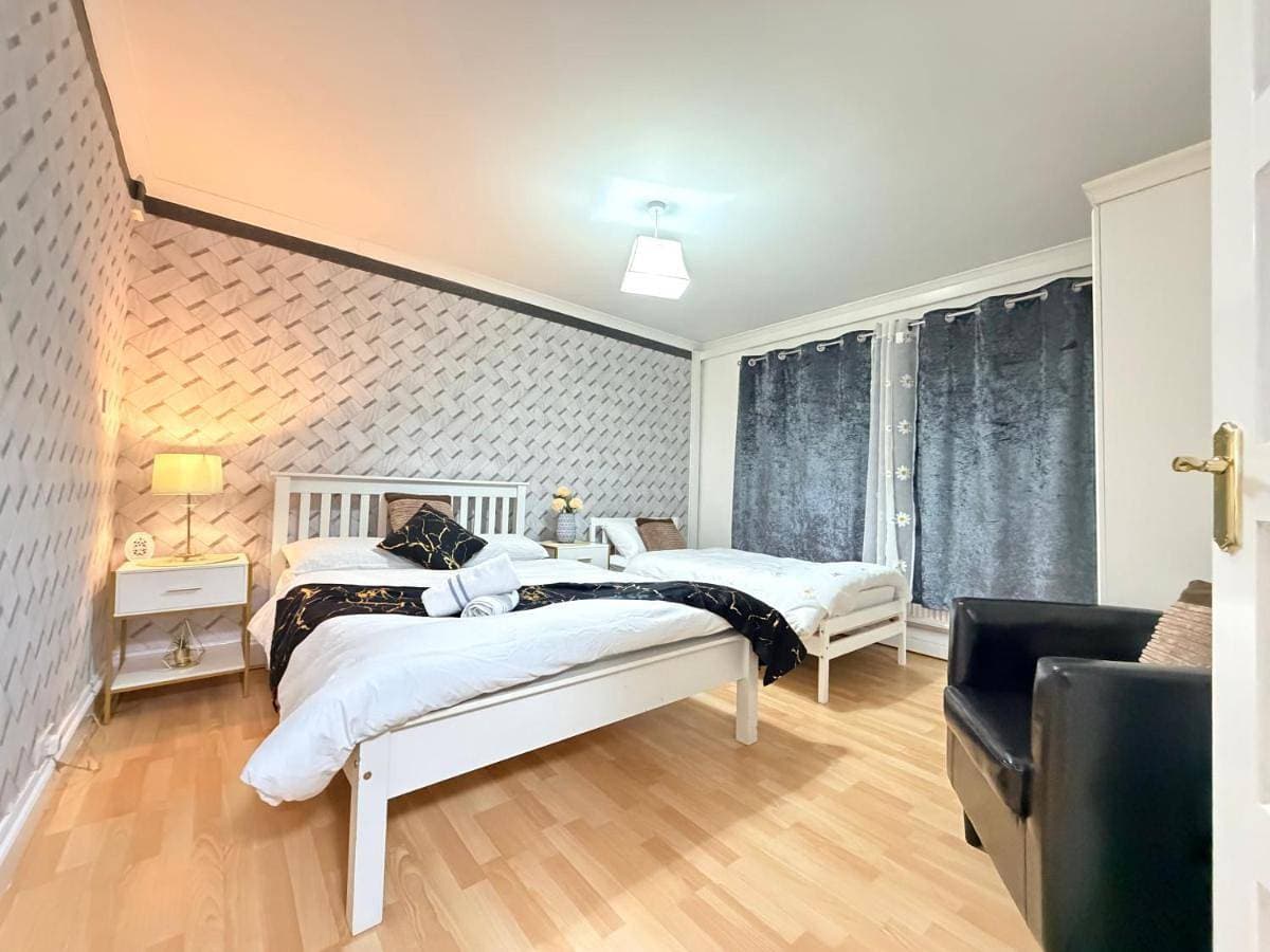 Foto 4 von 31: Lovely Two Double Bedroom Maisonette in Surrey