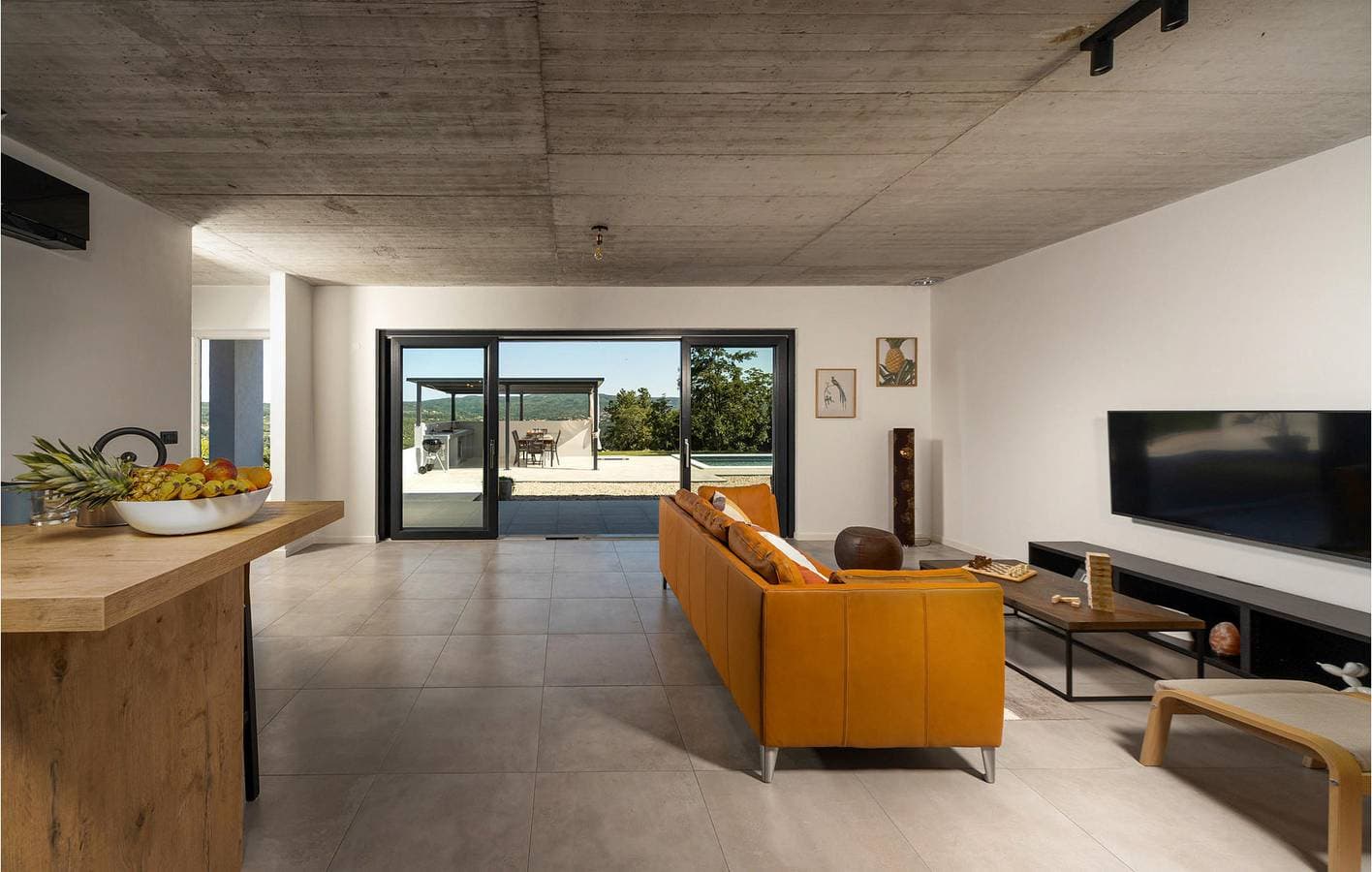 Foto 2 von 25: Geräumiges Apartment mit 1 Schlafzimmer, Pool, WLAN und Parkplatz in der Nähe des Zentrums von Raša