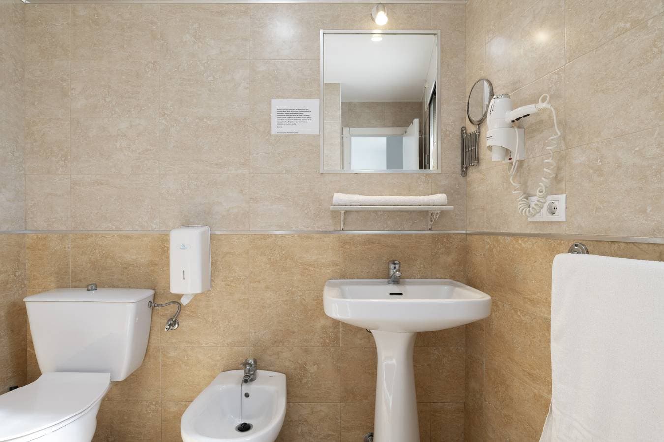 Foto 10 von 22: Doppelzimmer - 4 mit WLAN und Klimaanlage