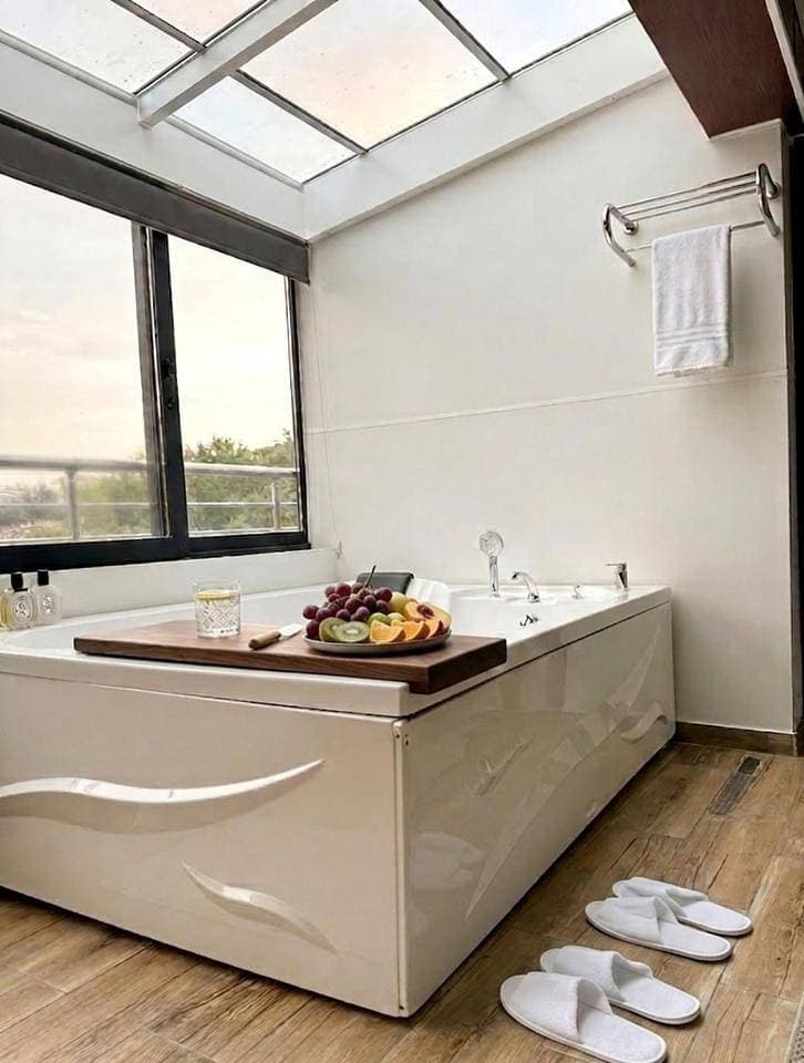 Foto 6 von 28: Deluxe Suite with Spa Bath