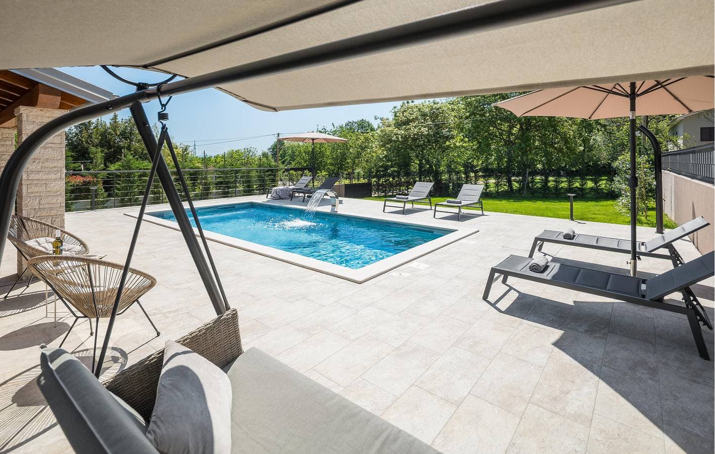 Foto 12 von 43: Gemütliche 2-Zimmer-Wohnung in der Nähe des Stadtzentrums mit Pool und Terrasse