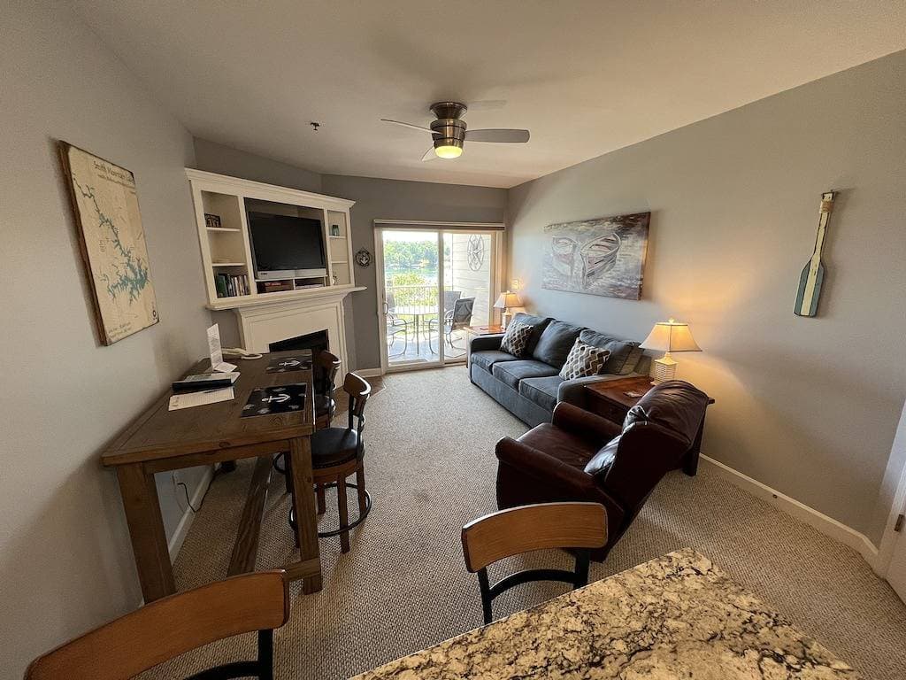 Foto 4 von 23: #118 Pointe - 1 Bedroom Lakefront Condo at Mariners Sml