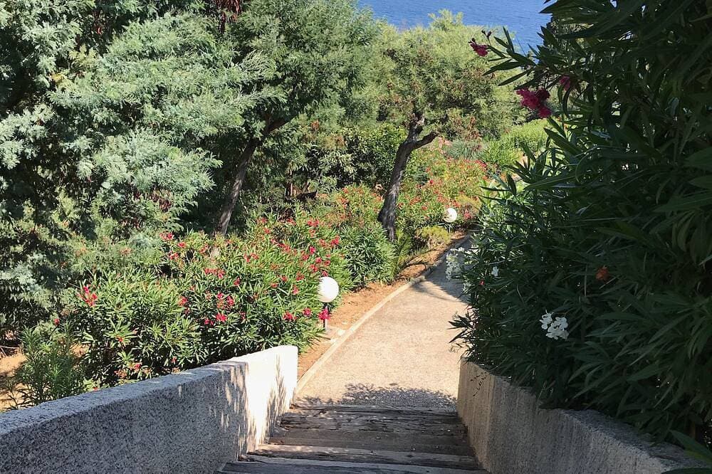 Foto 13 von 30: Möbliert 3 Sterne Golf St Tropez Rayol Canadel Mit Blick auf das Meer mit Pool