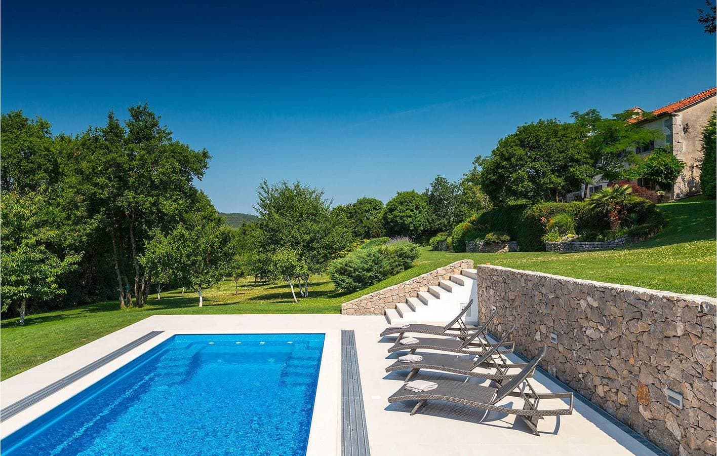 Foto 9 von 36: Geräumige 2-Zimmer-Wohnung mit Pool und Parkplatz in der Nähe des Stadtzentrums von Roč