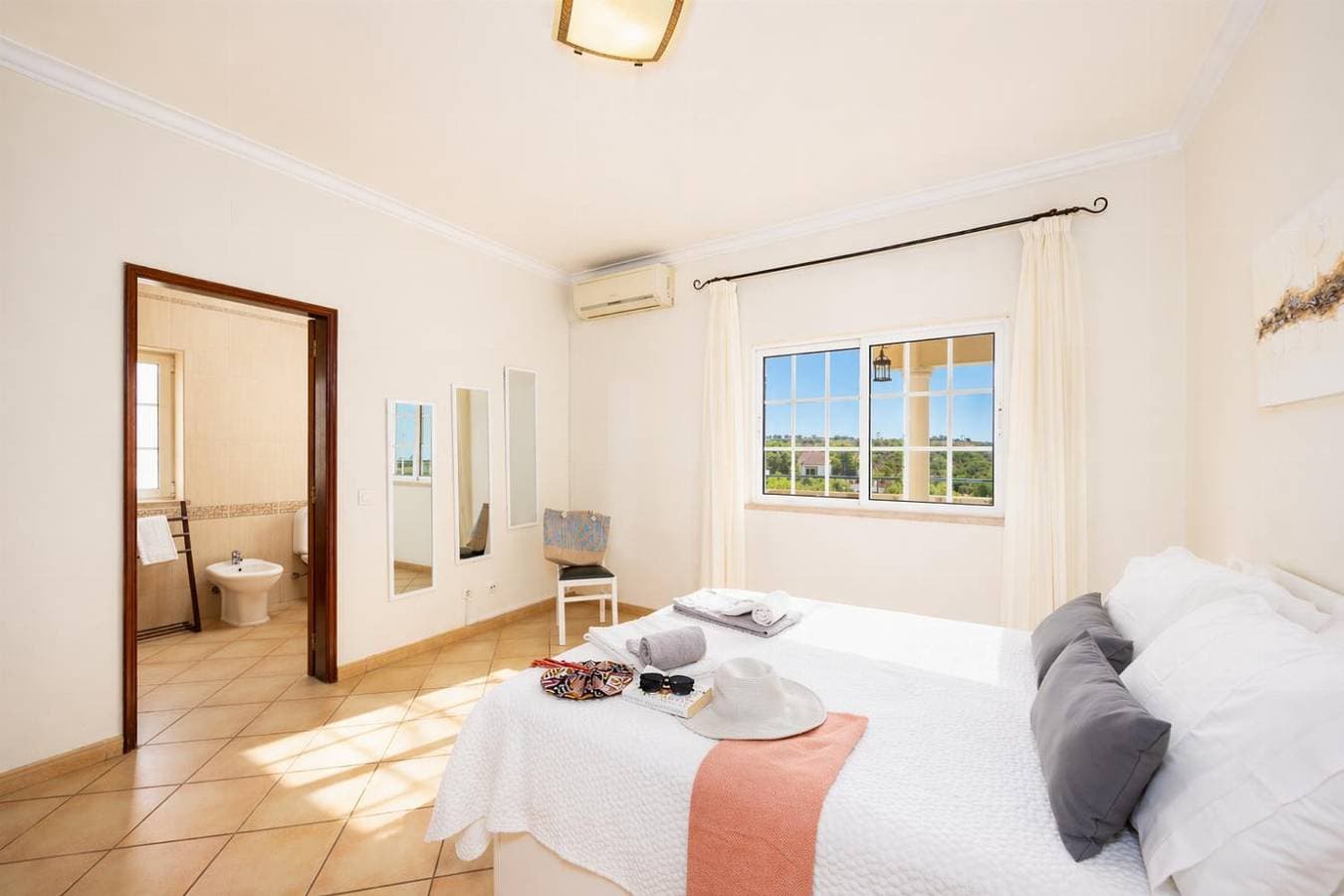 Foto 12 von 33: Villa für 8 Personen mit Balkon