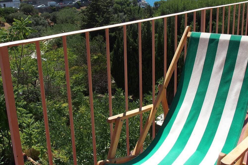Foto 9 von 16: Ein Balkon über dem Meer. Ein Raum in der Stadt