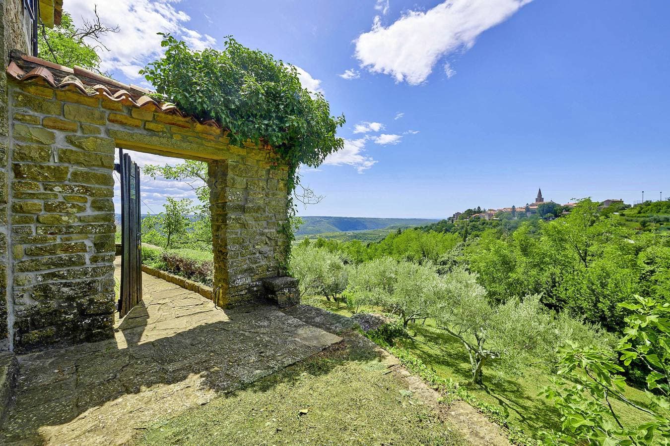 Foto 8 von 24: Ferienhaus Funtana * einzigartiger Ausblick, Garten mit Grill
