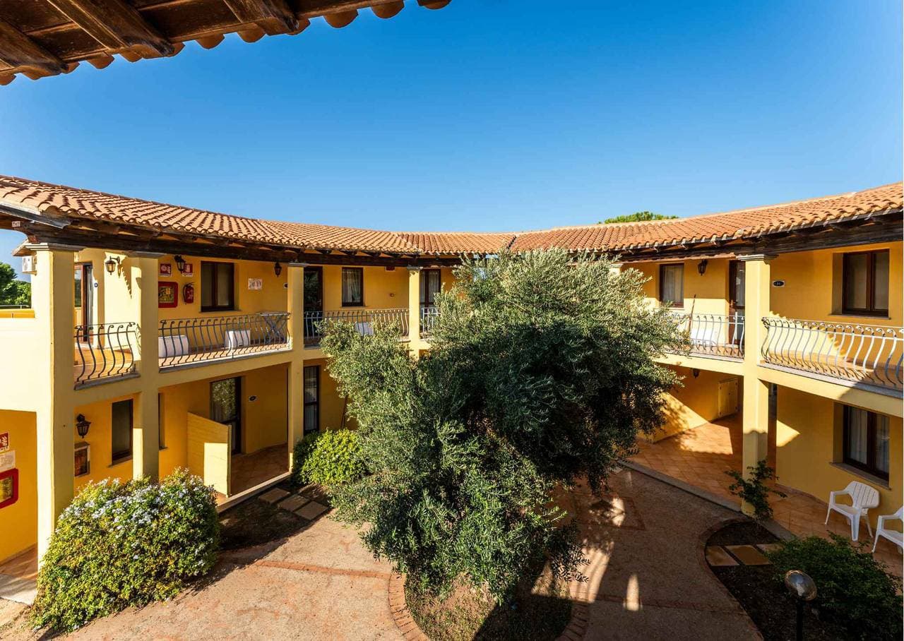 Foto 9 von 21: Studio mit Balkon und Außenpool