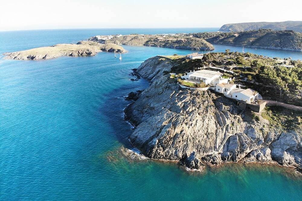 Eine einzigartige Villa am Meer mit Infinity-Pool in Cadaques, Spanien 1