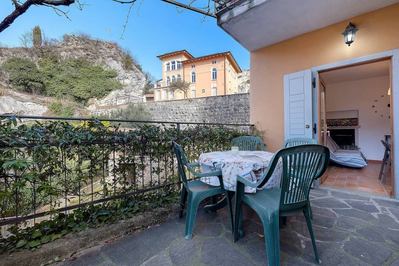 Foto 3 von 26: Villa G mit Seeblick, private Terrasse, nur wenige Schritte vom Gardasee entfernt