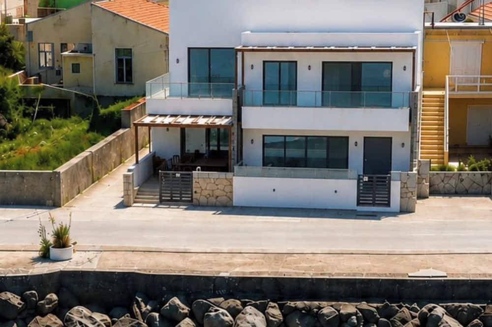 Foto 1 von 30: Aqua Vista-Villa Horizon seafront villa with  private Jacuzzi, Kalyves Crete