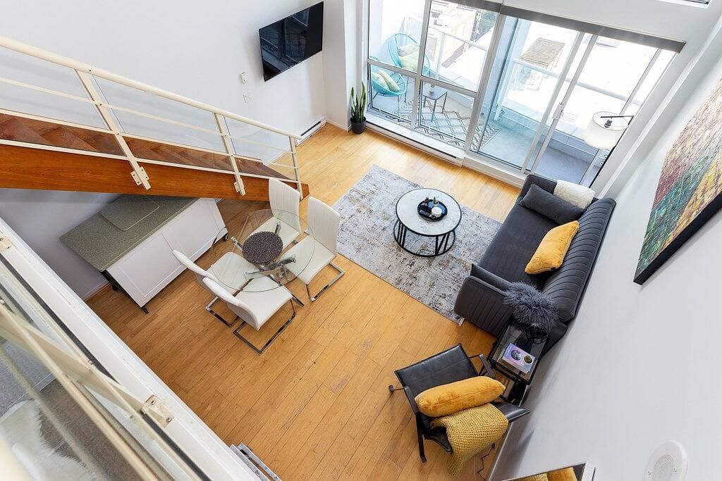 Foto 9 von 13: Modern Downtown Vancouver Loft. Parking included.