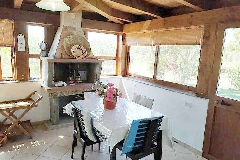 Foto 13 von 30: Villa Terma with Private Pool, Garden And Play Area - Free WiFi!