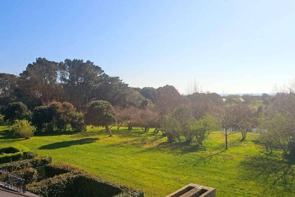 Foto 13 von 28: Apartment with beautiful view over a wooded park and a large terrace