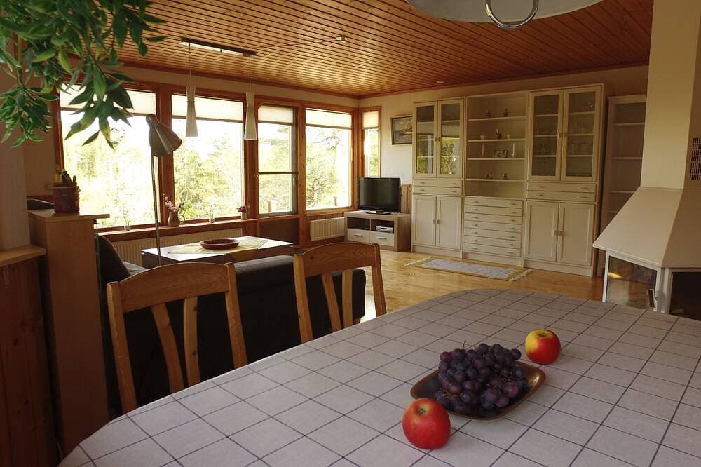 Foto 11 von 22: Ferienhaus Tived - direkt am See, Sauna, Boot, Badezuber