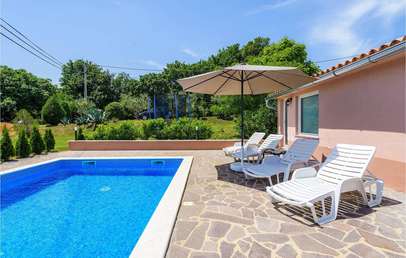 Foto 11 von 37: Reizendes Apartment mit einem Schlafzimmer, Pool, Parkplatz und Terrasse in der Nähe des Flusses Raša