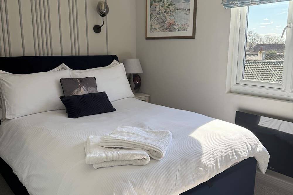 Foto 2 von 10: 10mins  drive from Terminal 5 & 35 mins train to London Waterloo