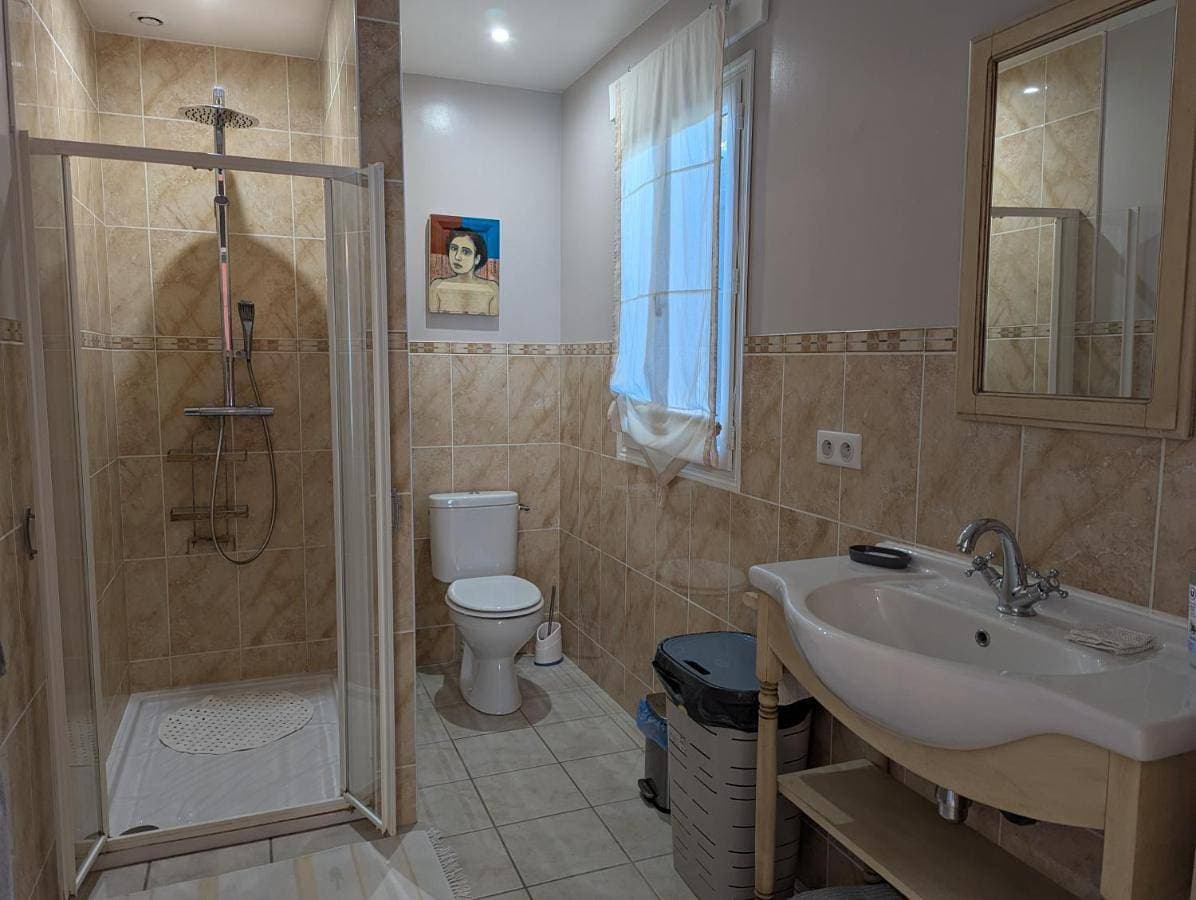 Foto 2 von 9: Family Room with Private Bathroom