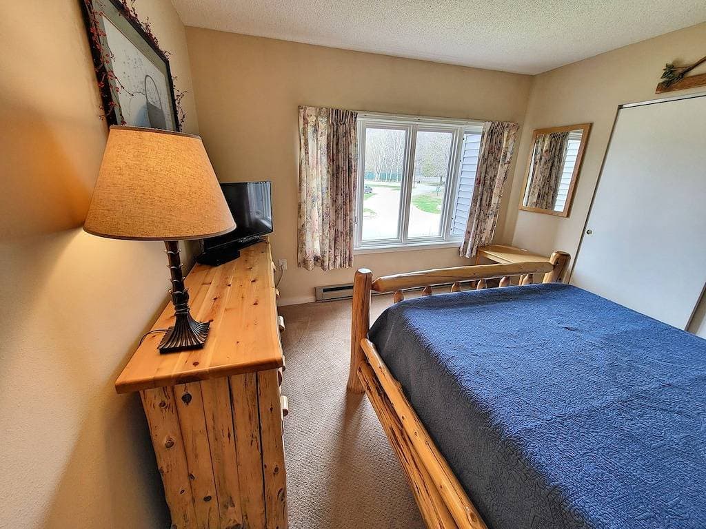 Foto 11 von 19: Kitchen, AC, deck, mountain view, pool, ski shuttle. Lb207 by Lrs