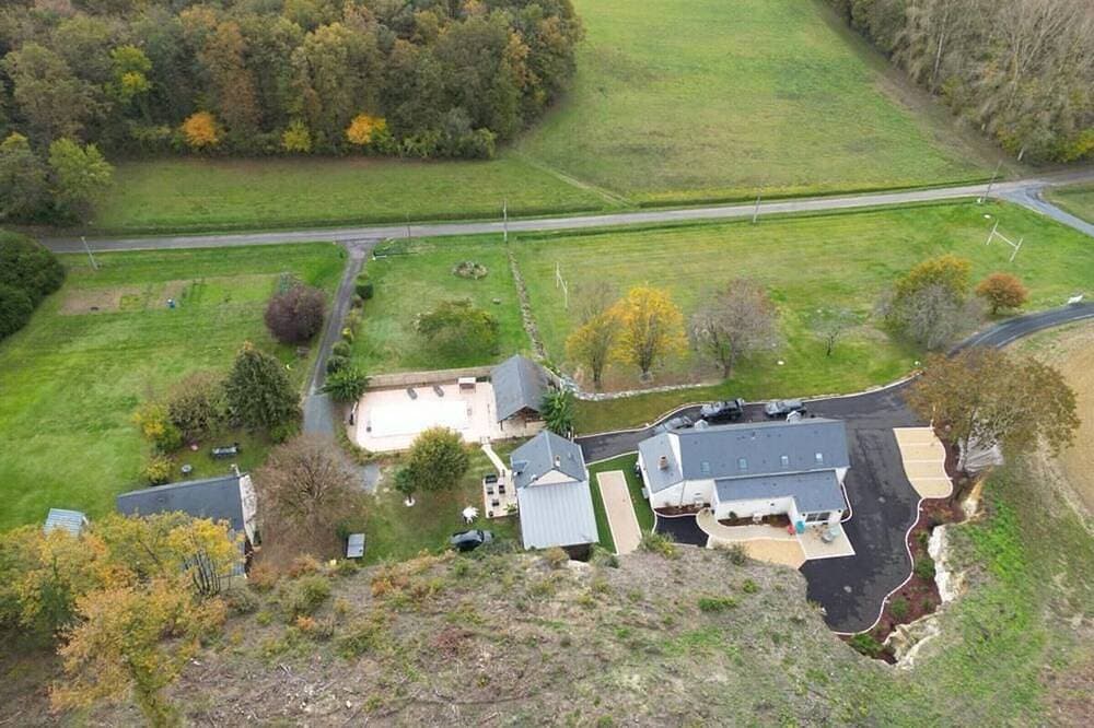 Charmantes Ferienhaus mit Pool, Sportplatz und Terrasse nahe Valençay und ZooParc de Beauval 1