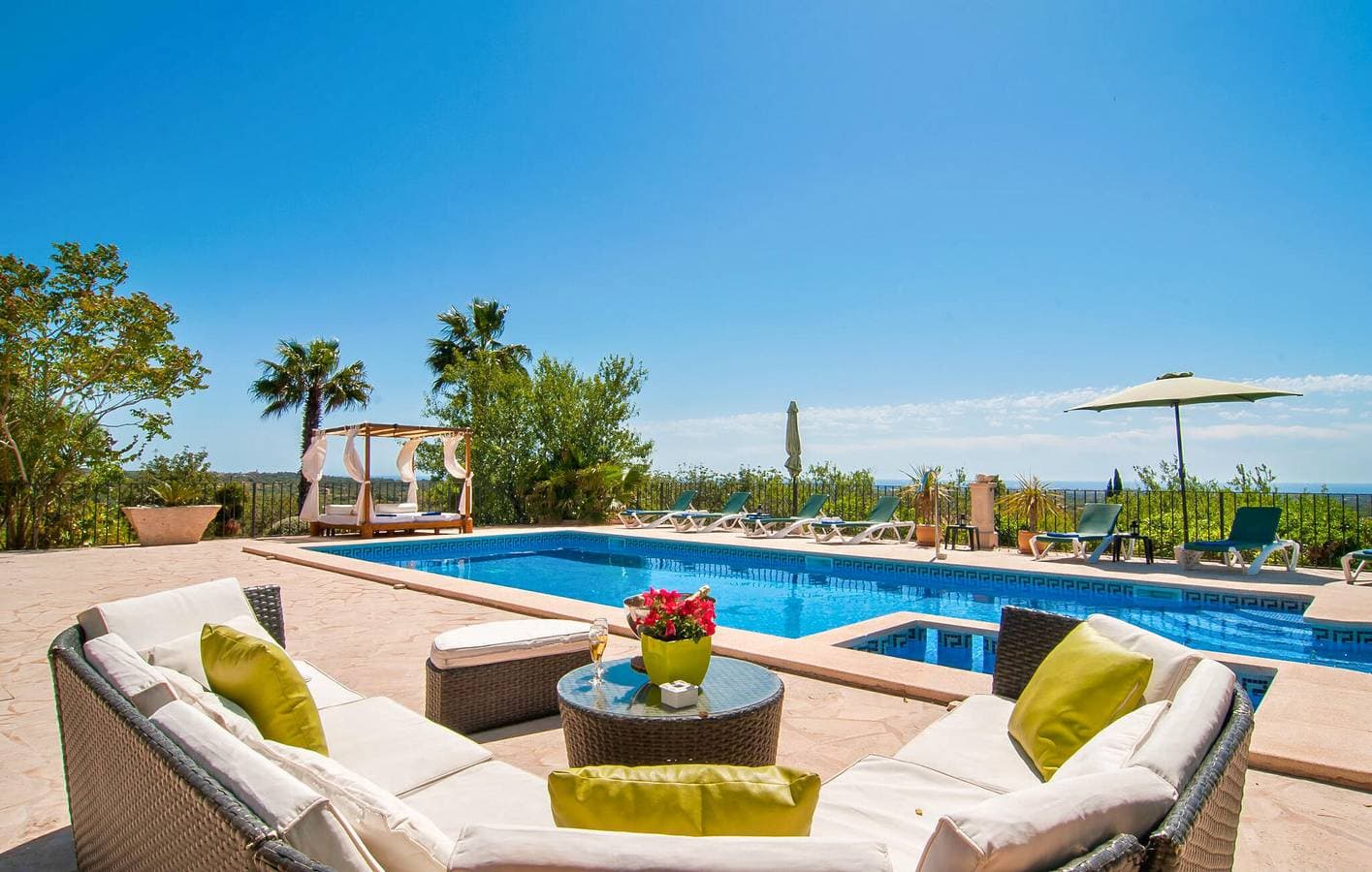 Foto 3 von 37: Rückzugsort mit Meerblick, Pool, Terrasse und AC in der Nähe von Restaurants und Stadtzentrum