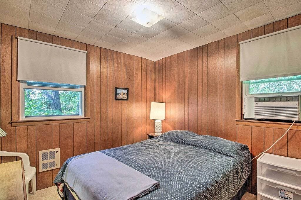 Foto 7 von 29: 'The Den' Raymond Home w/ 200 Feet of Sandy Beach!