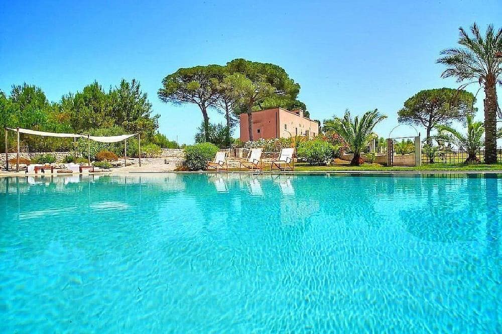 Villa Le Zille: A characteristic and welcoming two-story age-old farm house in a quiet position, sur... 1