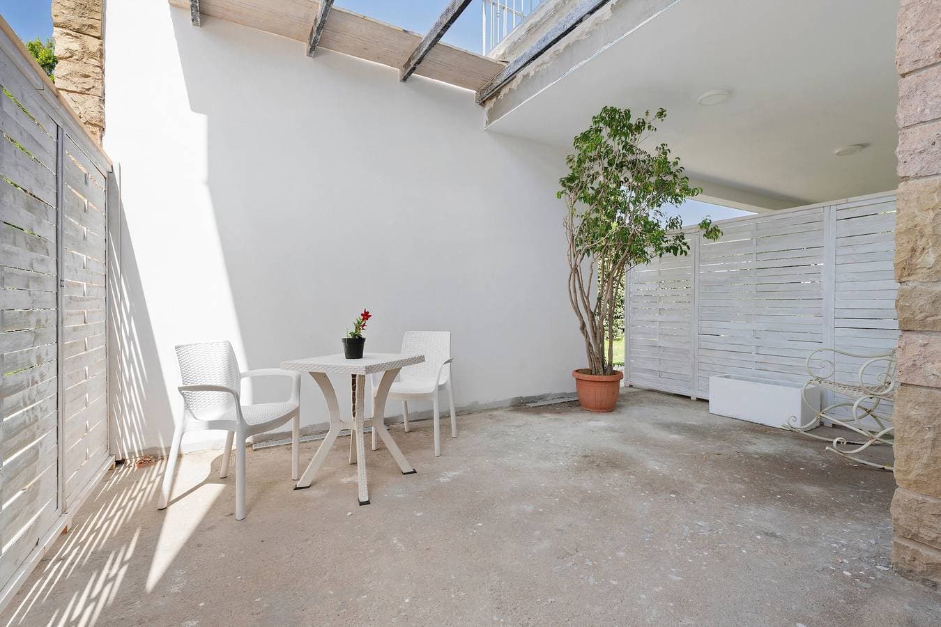 Foto 4 von 28: Villa Matilde Domo Boutique – Stanza Chiara: Doppelzimmer mit Terrasse, Pool & Nähe zum Meer