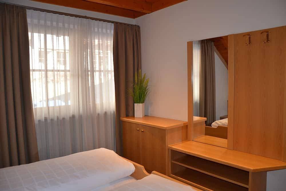 Foto 3 von 27: Gemütliche und geräumige Dachwohnung mit Balkon - Free WIFI