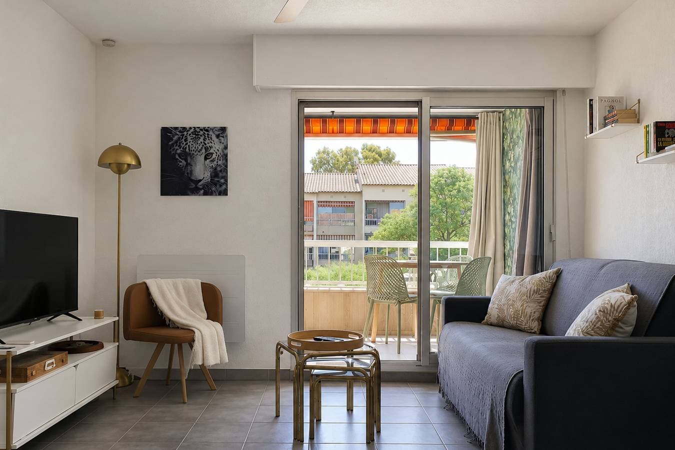 Foto 2 von 18: Apartment with loggia, 300m from the beach