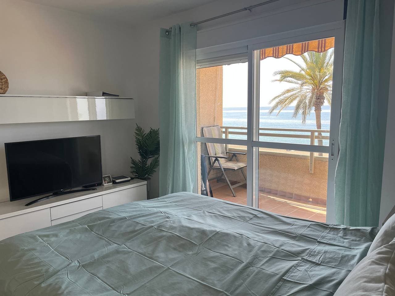 Foto 8 von 25: Ferienwohnung "Studio 2 Sea front" Am Strand mit Meerblick