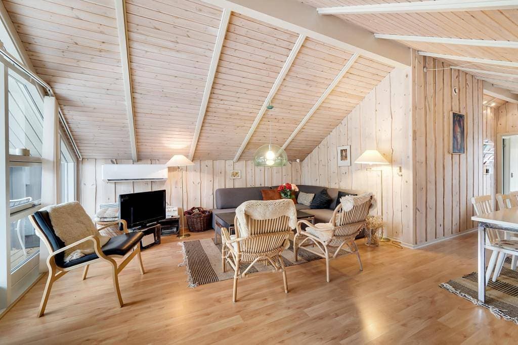 Foto 3 von 22: Gemütliches, helles Haus mit schöner Holzterrasse auf eingezäuntem Grundstück
